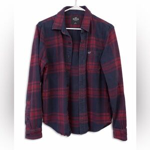 Hollister Men's Navy and Red Plaid Button-Down Shirt
